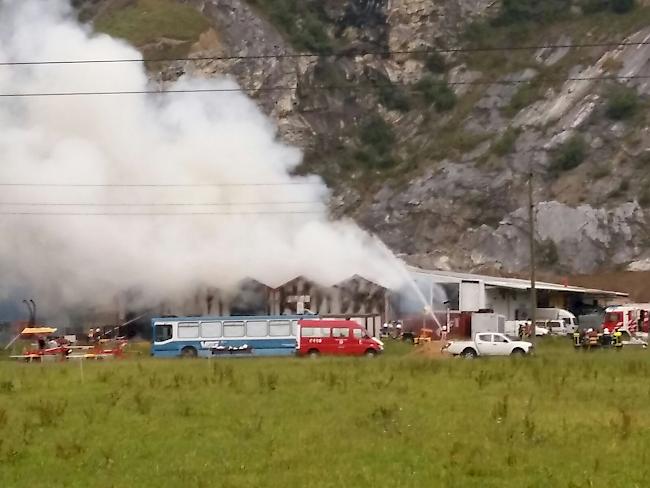 Das Materialdepot des Open Air Gampel steht in Flammen.