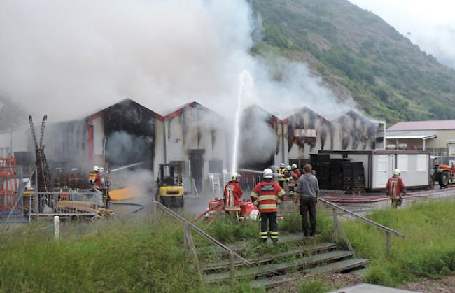 Das Materialdepot des Open Air Gampel steht in Flammen.