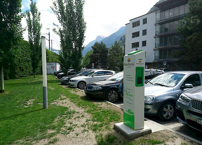 Die E-Tanksäule am Visper Bäretparkplatz.