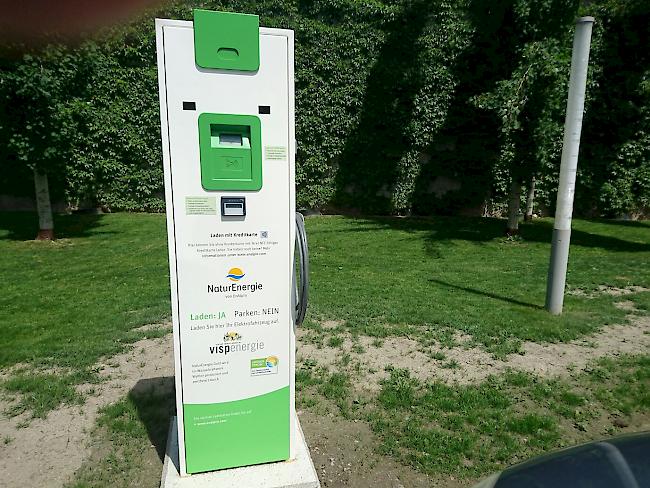 Die E-Tanksäule am Visper Bäretparkplatz.