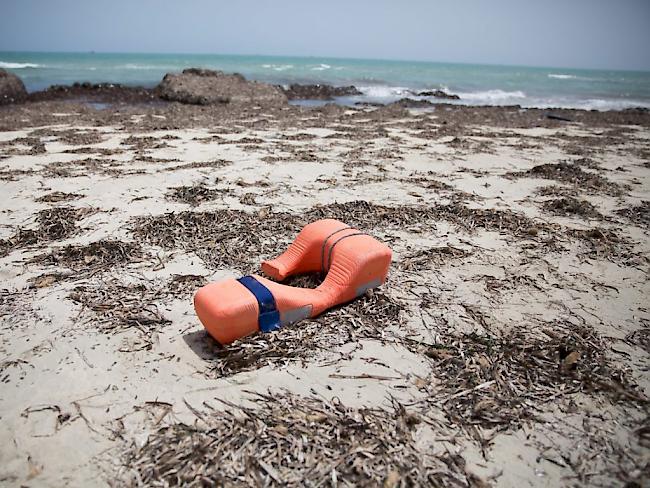 Schwimmweste an einem Strand in Libyen. (Symbolbild)