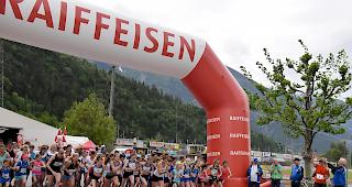 Ehrenstarterin Fr&auml;nzi Aufdenblatten (rechts) gibt das Rennen frei.