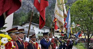 Offizieller Teil des Samstags mit Fahnentr&auml;gern der Oberwalliser Musikgesellschaften.