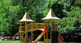 Die neue Hauptattraktion des Spielplatzes. Die Visper &laquo;Twin Towers&raquo; wurden vergangene Woche aufgestellt. 