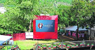 Alles bereit f&uuml;r das grosse Fussballfest. Hinter dem Restaurant Gliserallee wurde extra eine Trib&uuml;ne f&uuml;r 250 Personen gebaut. Zudem gibt es zwei Bars und eine H&uuml;pfburg f&uuml;r die kleinen Fussballfans.  