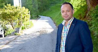 Gemeindepr&auml;sident Mario Fuchs bei der T&auml;schalpstrasse am T&auml;scher Dorfrand.