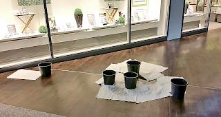 Bei Regen wird das Simplon Center wegen der Plastikeimer zum Hindernisparcours.