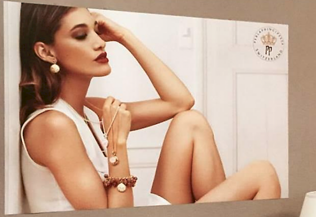Das noch junge Label Perlaprincipessa stellt eleganten und klassischen Schmuck von hoher Qualität her, unter anderem Halsketten, Armbänder und Ohrringe.
