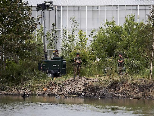 Niederländische Militärangehörige begutachten die Absturztelle. Die Schweizer Militärjustiz will das Wrack nach der Bergung untersuchen.