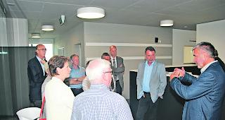 Besichtigung. WB-Chefredaktor Herold Bieler zeigt den Mitgliedern des Oberwalliser Pressevereins die neuen Redaktionsr&auml;umlichkeiten an der Pomonastrasse. 