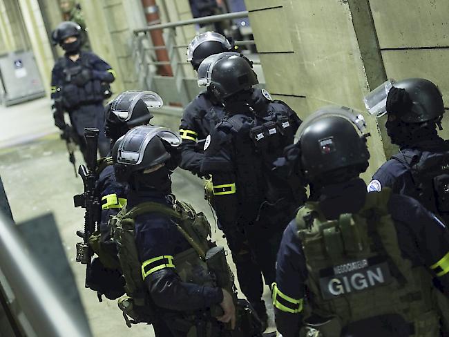 Polizisten stürmten das Haus, in dem sich der Angreifer verschanzt hatte. Dieser war angeblich vorbestraft. (Symbolbild)