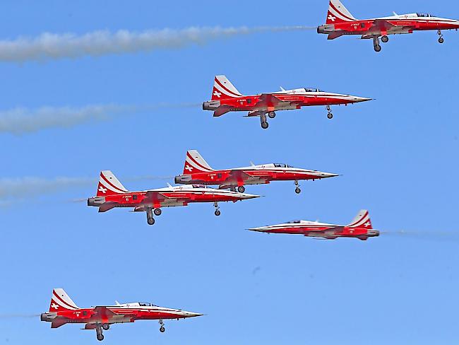 Vorläufig nur in Fünferformation: Die Patrouille Suisse bei einer Vorführung. (Archiv)