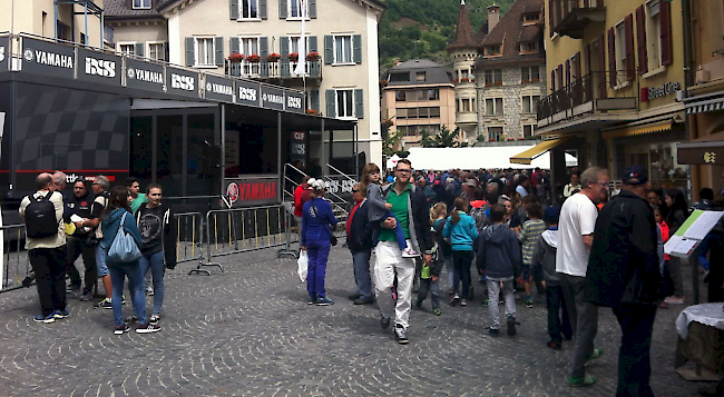Vorbereitungen zum Start der Tour-de-Suisse-Etappe am Mittwochnachmittag in Brig