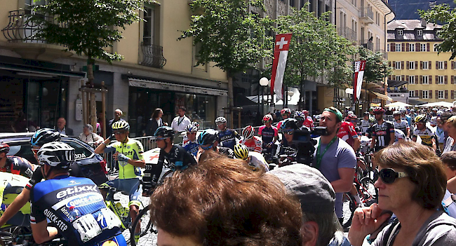 Start zur 5. Etappe der Tour de Suisse in Brig am Mittwochnachmittag.