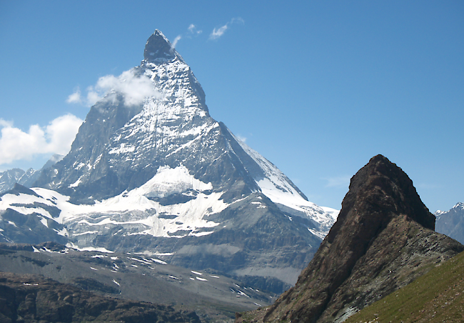 Blick auf das 3000 Meter hohe Riffelhorn (rechts im Bild), wo ein Zermatter Bergführer am Mittwochmorgen den Tod fand.