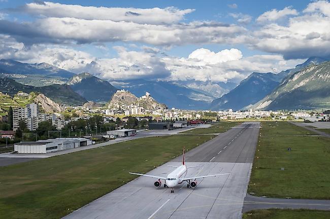 In Zusammenarbeit mit dem Flugplatz Sitten soll den britischen Touristen ein authentischer Empfang nach Walliser Art bereitet werden (Archivbild).