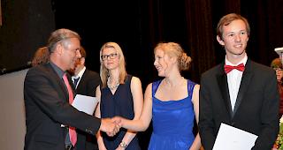 Staatsrat Oskar Freysinger &uuml;bergibt einer Maturandin aus der 5A ihr Zeugnis.