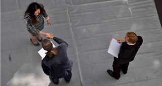 Eine Absolventin der OMS erh&auml;lt am Samstag ihr Diplom aus den H&auml;nden von Staatsrat Oskar Freysinger.