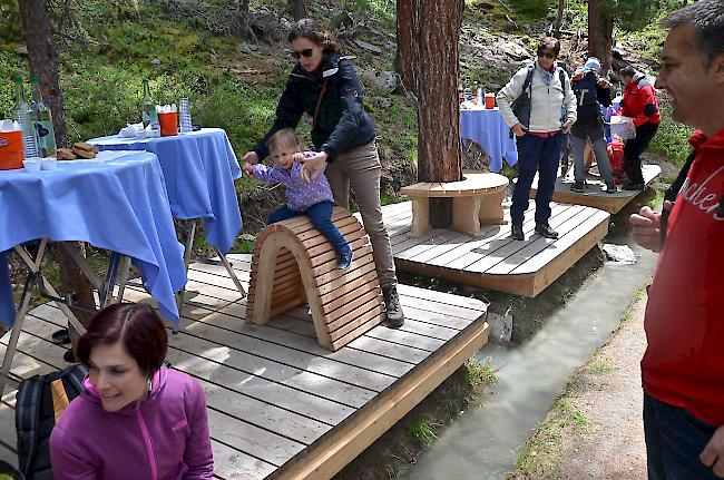Genuss- und Ruheinseln laden an der Wasserleite zum Verweilen ein. Rechts im Bild: Berno Stoffel, CEO der touristischen Unternehmung Grächen AG.