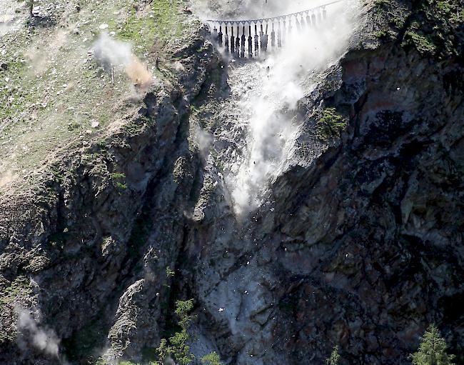 Ein Energievorhang quer im Couloir reduzierte das Tempo der herunterstürzenden Steine und lenkt diese in Richtung Steinschlagnetze.