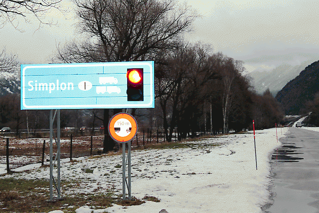 Fahrverbot. Ist die Simplonpassstrasse schneebedeckt, werden Anhängerzüge und Sattelschlepper jeweils mit einen Fahrverbot belegt. 
