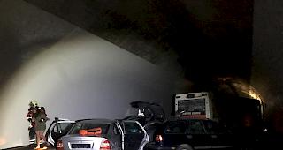 Sicherheits&uuml;bung im Autobahntunnel &laquo;Gedeckter Einschnitt&raquo; bei Turtmann. 