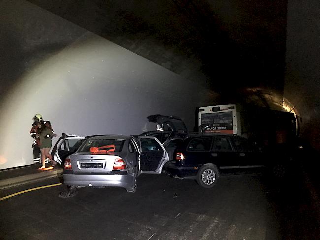 Sicherheitsübung im Autobahntunnel «Gedeckter Einschnitt» bei Turtmann. 