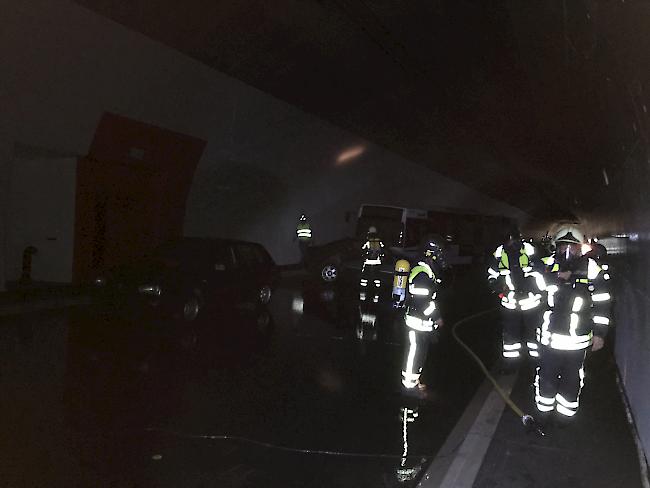 Sicherheitsübung im Autobahntunnel «Gedeckter Einschnitt» bei Turtmann.