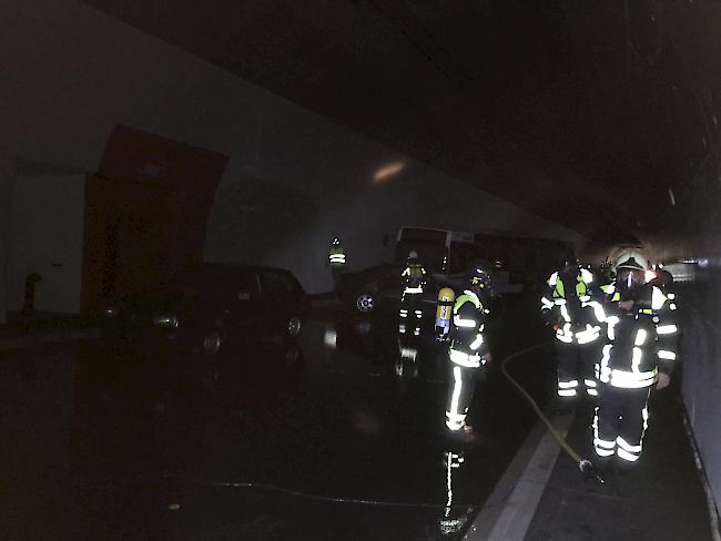 Sicherheitsübung im Autobahntunnel «Gedeckter Einschnitt» bei Turtmann. 