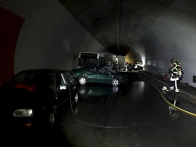 Sicherheitsübung im Autobahntunnel «Gedeckter Einschnitt» bei Turtmann.