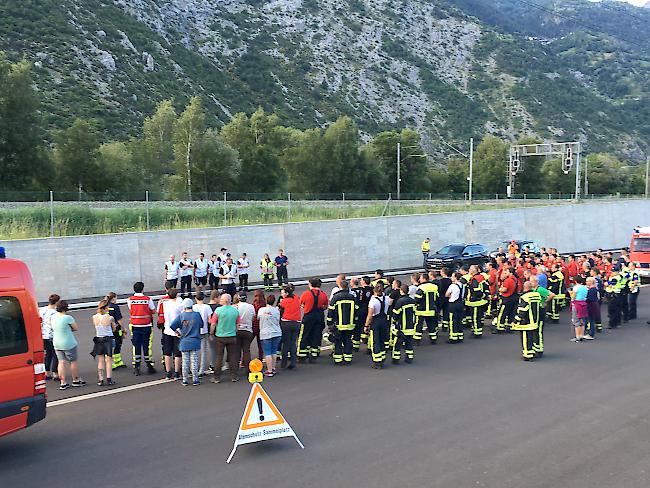 Sicherheitsübung im Autobahntunnel «Gedeckter Einschnitt» bei Turtmann. 