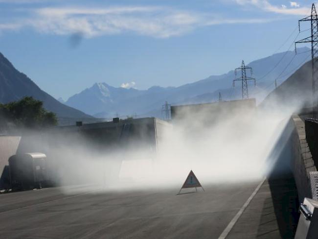 Sicherheitsübung im Autobahntunnel «Gedeckter Einschnitt» bei Turtmann. 