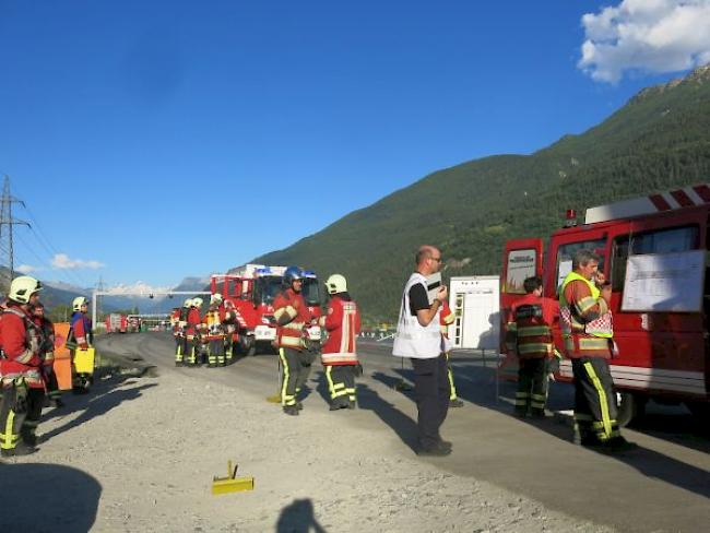 Sicherheitsübung im Autobahntunnel «Gedeckter Einschnitt» bei Turtmann. 