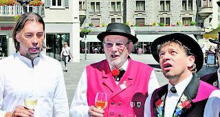 Prominenter Jodler. Martin Schmidt (links), der Ried-Briger Anton Ritter und der Gliser Edwin Schmid (rechts) beim Jodeln auf dem Stadtplatz. 