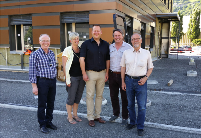 Vor dem Neubau. Dominique Perruchoud (Verwaltungsrat), Carmen Lorenz-Roten (Vizepräsidentin Visp), Marc Wyssen (Verwaltungsratspräsident), Rolet Gruber (Verwaltungsrat), Edi Luggen (Verwaltungsrat).