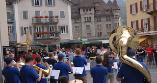 Auch wenn sich Wettermacher am Samstagnachmittag nicht von seiner besten Seite zeigte &ndash; Spass machten Brassband-Kl&auml;nge auf dem Briger Sebastiansplatz trotzdem.