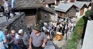 Am Ziel. Eischler und Gestler ziehen zusammen in die Kirche.