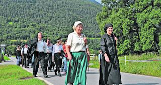 Zu Fuss von Eischoll nach Niedergesteln. Was fr&uuml;her zum w&ouml;chentlichen Pflichtprogramm geh&ouml;rte, wollten gestern mehr als hundert Kirchg&auml;nger aus Eischoll nacherleben. In der Talebene angekommen, staunte man &uuml;ber die H&ouml;hendifferenz und war froh um die musikalische Begleitung auf den letzten Metern. 