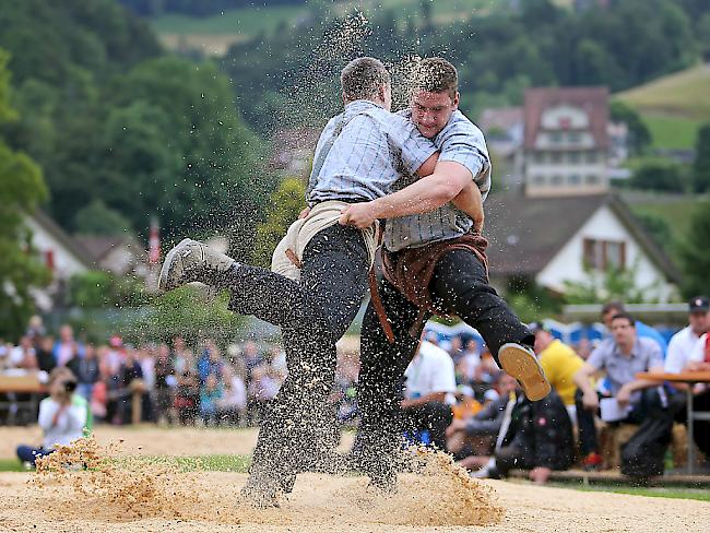 Armon Orlik (rechts) setzte sich beim 121. Nordostschweizer Schwingfest in Wattwil im Schlussgang gegen Samuel Giger durch