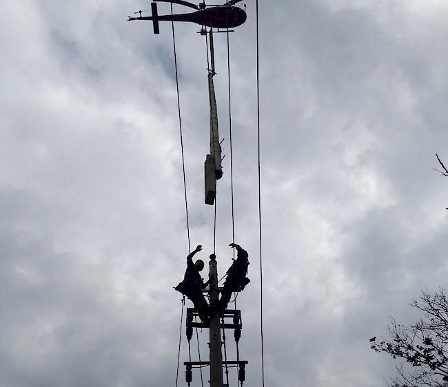 Montage eines Endmastens für die 16kV-Einspeisung im Tunnel Eyholz.