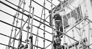 Hoch hinaus. Das Ger&uuml;st auf dem Sebastiansplatz &uuml;berragt bereits das UBS-Geb&auml;ude. 