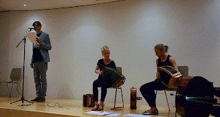 Pedro Lenz mit seinen musikalischen Begleiterinnen Evelyn und Kristina Brunner im Briger Gr&uuml;nwaldsaal.