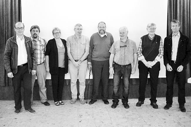 Pflegen das Vergangene. Die Vorstandsmitglieder Damian Bumann, André Ruppen, Beatrice Anthamatten, Thomas Burgener, Urs Zurbriggen, Präsident Stefan Andenmatten, Bernhard Andenmatten und Claudio Zurbriggen (von links). 