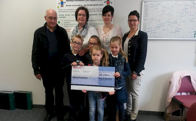 Als Vertretung der Stiftung Kinderspitex Oberwallis nahm Dr. med. A. Wimmersberger und Seiler Josiane von der Kinderkleiderbörse St. Niklaus Wilhelmine Fux und Fabienne Brantschen mit Kindern die Spende Fr. 1‘500.- entgegen.