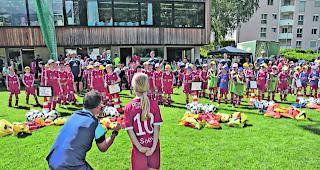 Kleine als Stars. 165 Kinder aus dem ganzen Oberwallis erlebten eine freudige und sehr sonnige Woche. Sie sangen, kickten, sprangen, schossen und holten sich am Fr&uuml;chtebuffet neue Energien. 