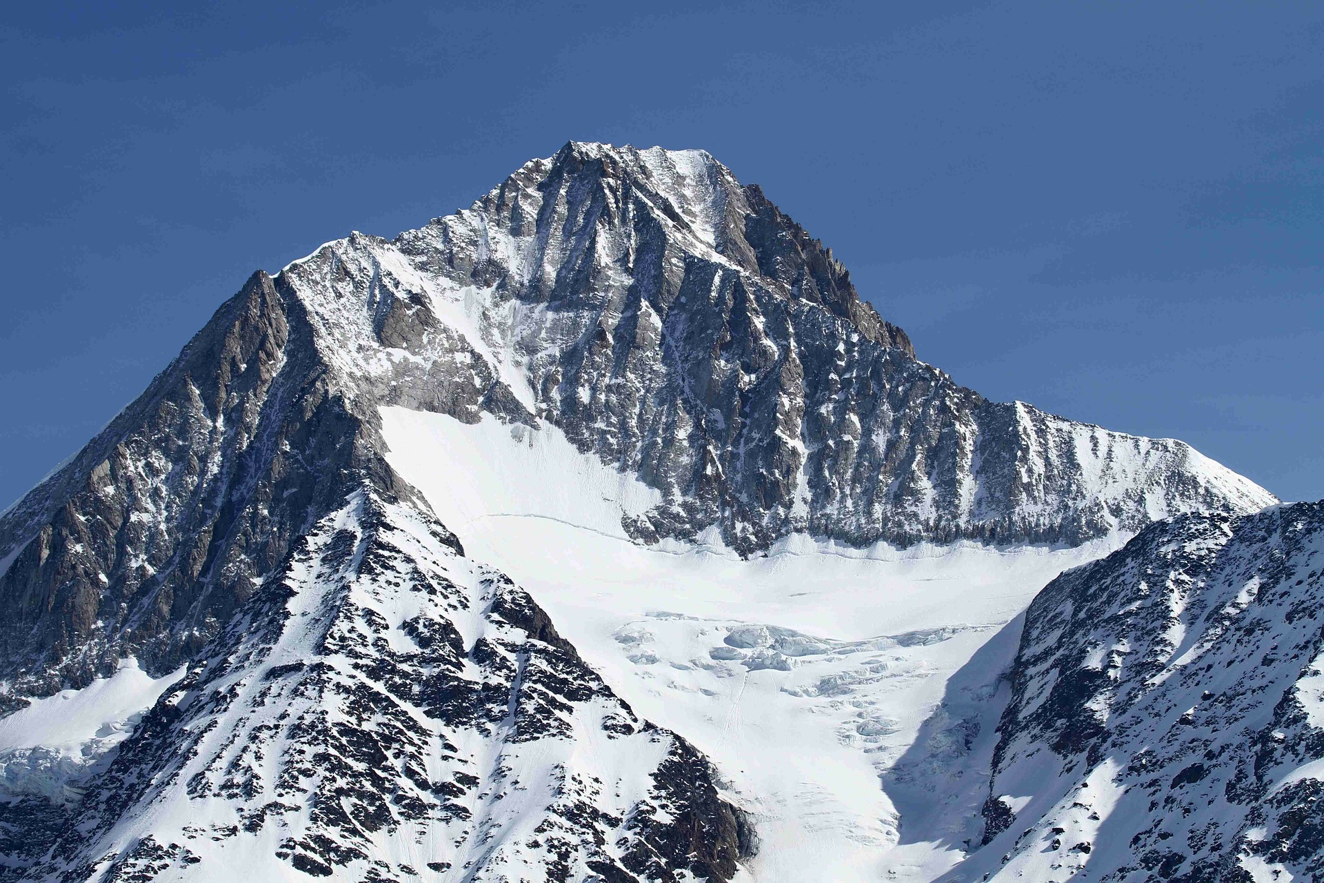 66jähriger Alpinist verunglückt am Bietschhorn 1815.ch