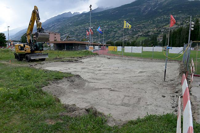 Beim Sportplatz Mühleye in Visp wurde heute die erste Sanierung im Rahmen der Quecksilberproblematik zwischen Visp und Niedergesteln vorgenommen.