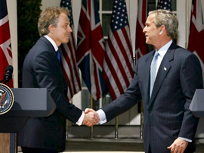 Der damalige britische Premier Tony Blair (l) und US-Präsident George W. Bush