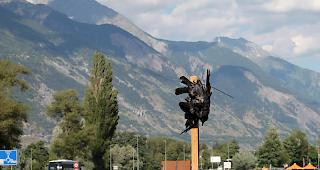 Aus einem Maisfeld westlich von Turtmann sind tote Rabenkr&auml;hen als Vogelscheuchen aufgepf&auml;hlt.