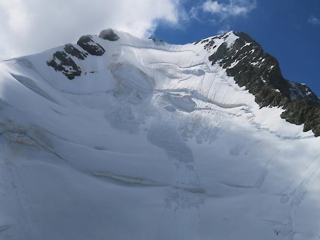 Der bekannte Bündner Bergsteiger "Noppa" Joos stürzte beim Abstieg vom 4000er-Berg Piz Bernina (Gipfel rechts) in den Tod. Seine Dreierseilschaft rutschte beim obersten Felskopf links gegenüber dem Gipfel aus und stürzte hinunter bis zum Lawinenkegel.